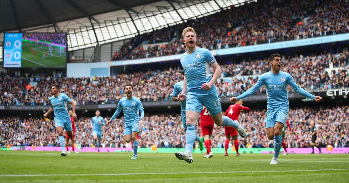 Kevin De Bruyne ghi bàn trong tư thế bị kèm chặt (Ảnh: Internet)