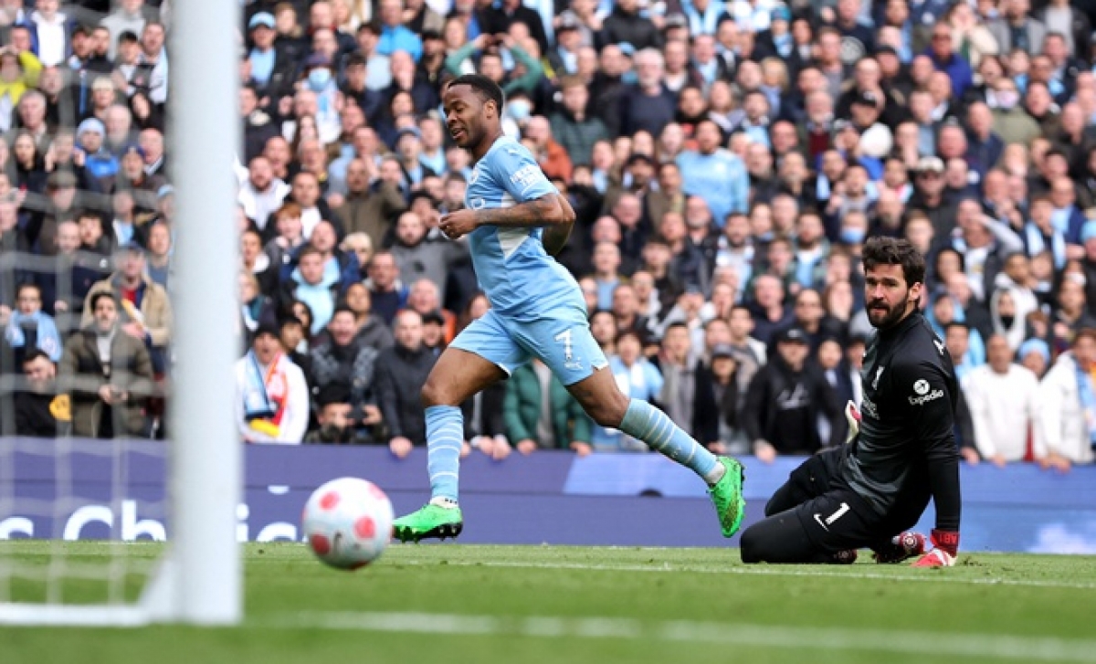 Raheem Sterling ghi bàn trong tư thế việt vị (Ảnh: Internet)