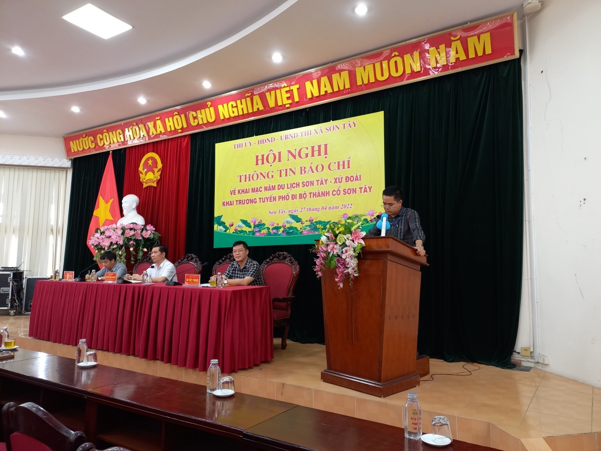 Ông Nguyễn Đăng Thạo, Trưởng ban Quản lý di tích Làng cổ Đường lâm, Phó ban Thường trực Tuyến phố đi bộ Thành cổ Sơn Tây phát biểu tại buổi họp báo