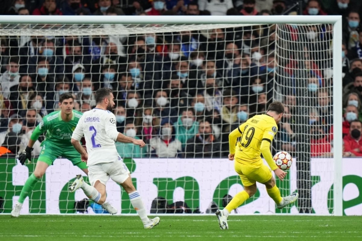 Mason Mount chọc thủng lưới thủ môn Thibaut Courtois (Ảnh: Internet)