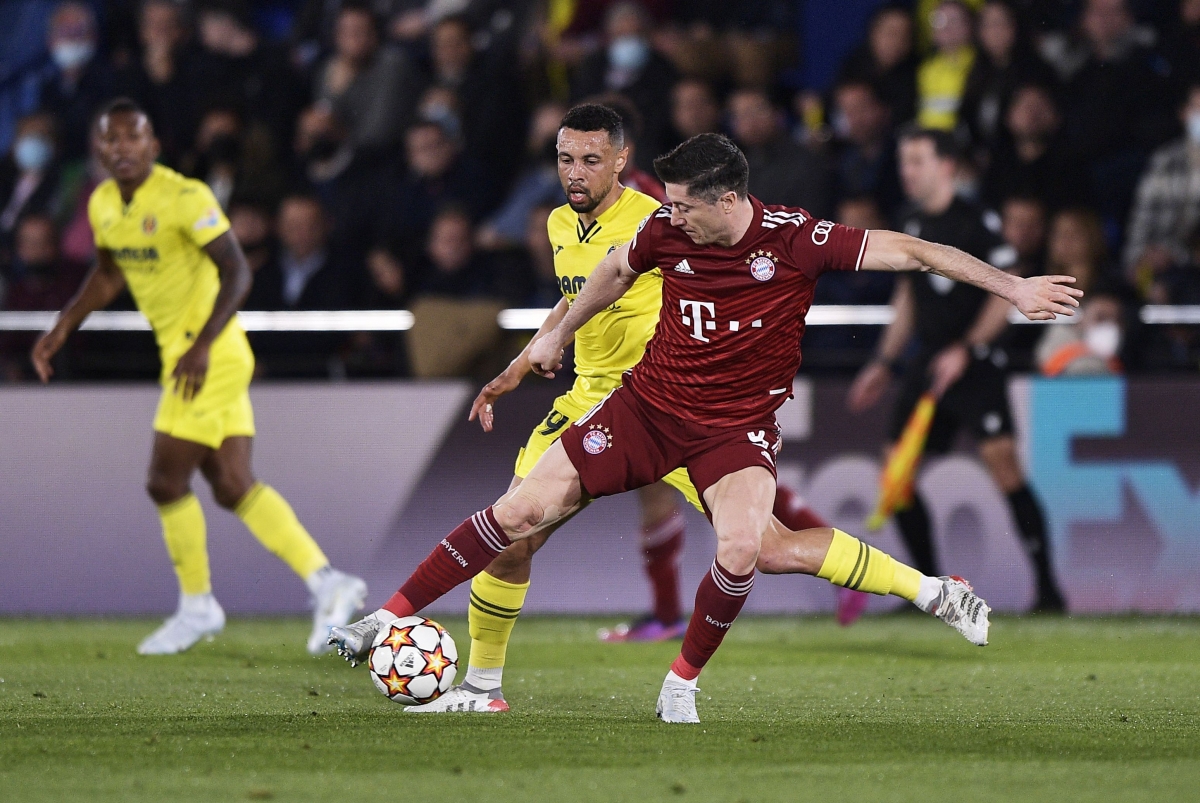 Robert Lewandowski đã xoay xở tốt trong tình huống ghi bàn (Ảnh: Internet)