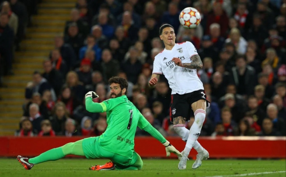 Darwin Nunez tâng bóng qua sự truy cản của thủ môn Alisson Becker (Ảnh: Internet)