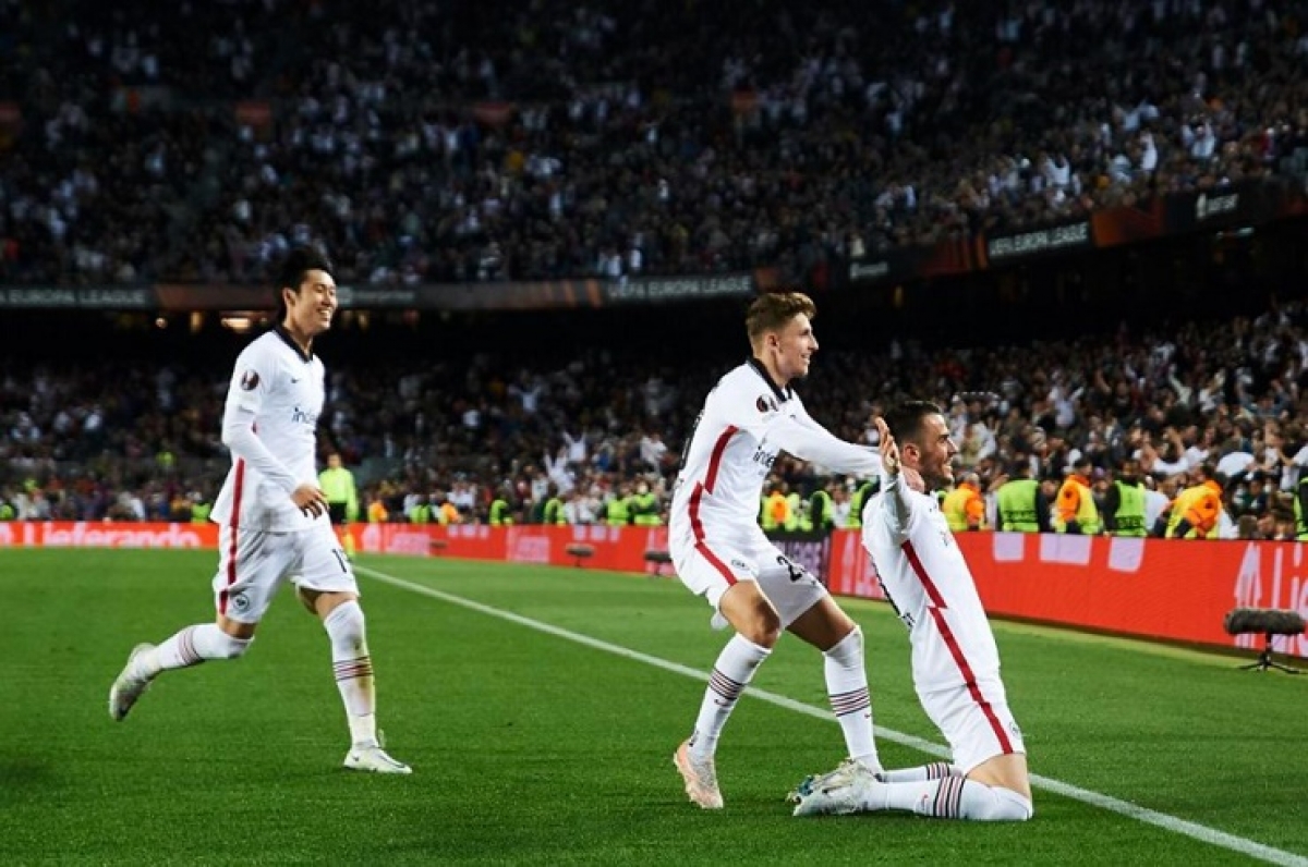 Kostic lập cú đúp trên sân Nou Camp (Ảnh: Internet)
