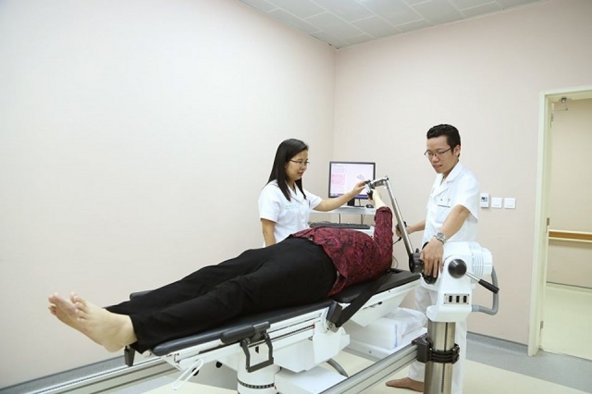 Bệnh nhân được tập luyện với sự hỗ trợ của hệ thống máy hiện đại