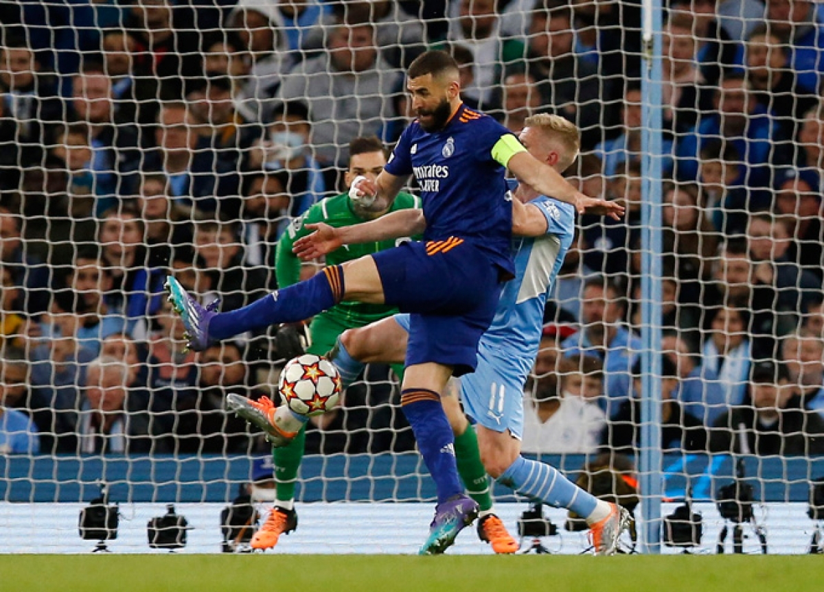 Karim Benzema quá nhanh và quá nguy hiểm trong pha ghi bàn này (Ảnh: Internet)