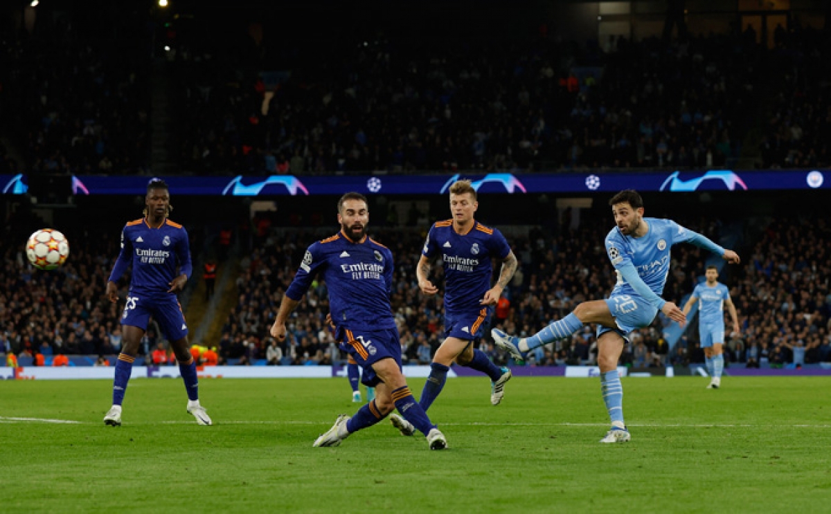 Bernardo giúp nâng tỷ số lên 4-2 cho Man City (Ảnh: Internet)