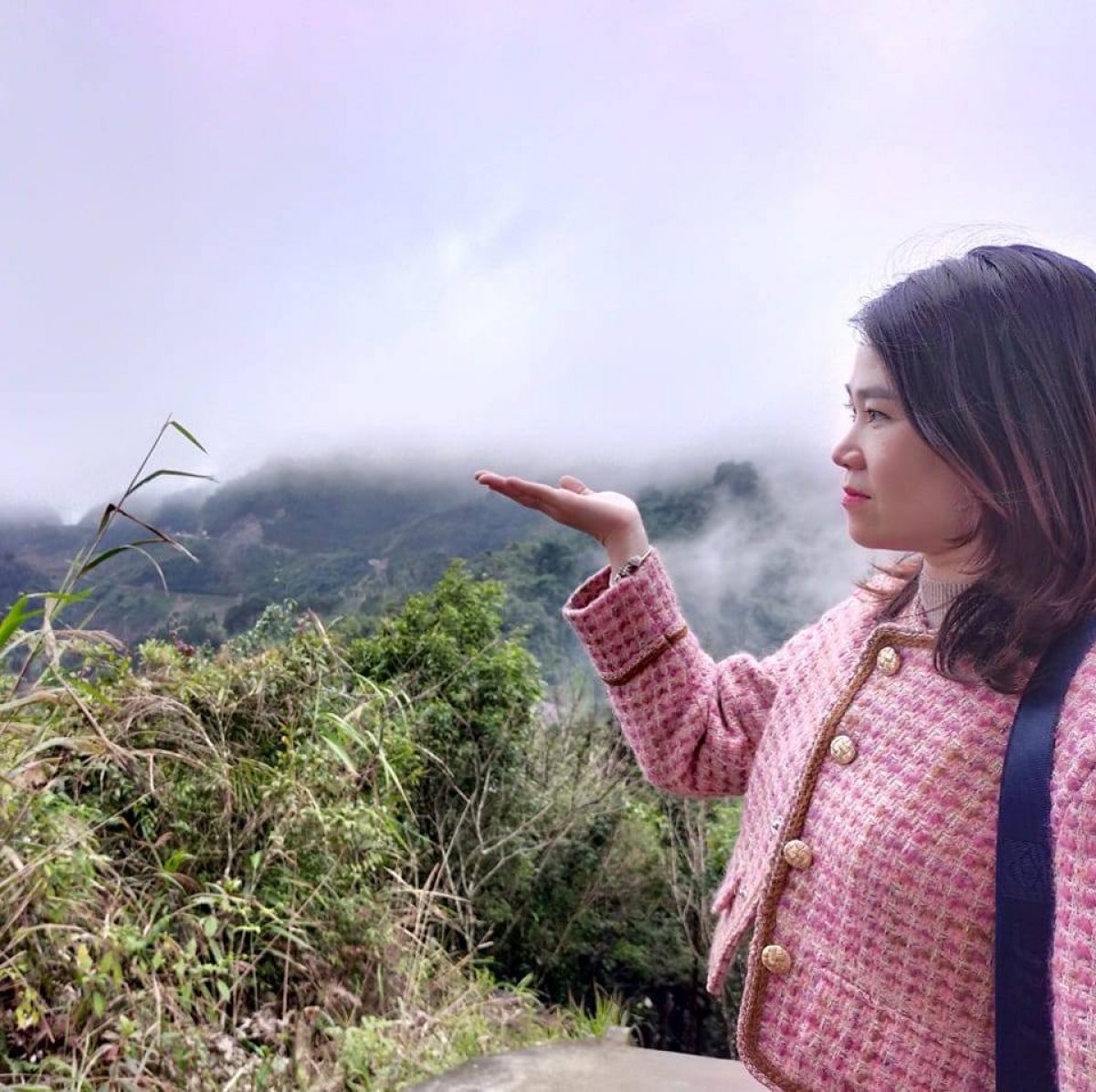 Chị Hương check-in tại Cổng trời, một trong những địa danh sở hữu vẻ đẹp thiên nhiên Hà Giang đặc trưng