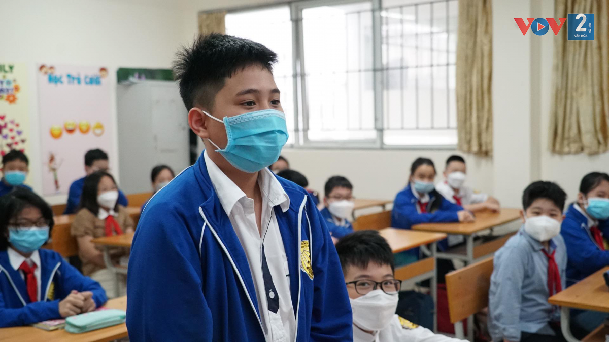 Học sinh lớp 6 trường THCS Xuân Phương (Nam Từ Liêm) vui mừng, phấn khởi bước vào buổi học đầu tiên.