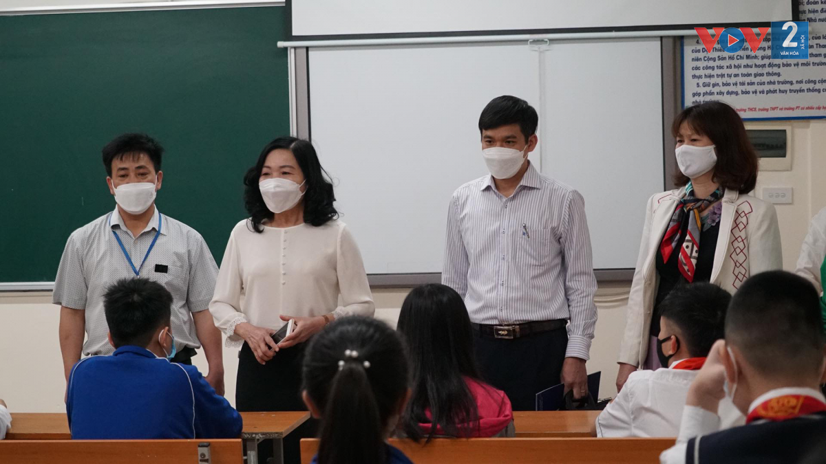 Đoàn công tác của Phòng GD-ĐT quận Nam Từ Liêm kiểm tra tại các trường trên địa bàn trong ngày đầu học sinh lớp 1-6 đi học trở lại.