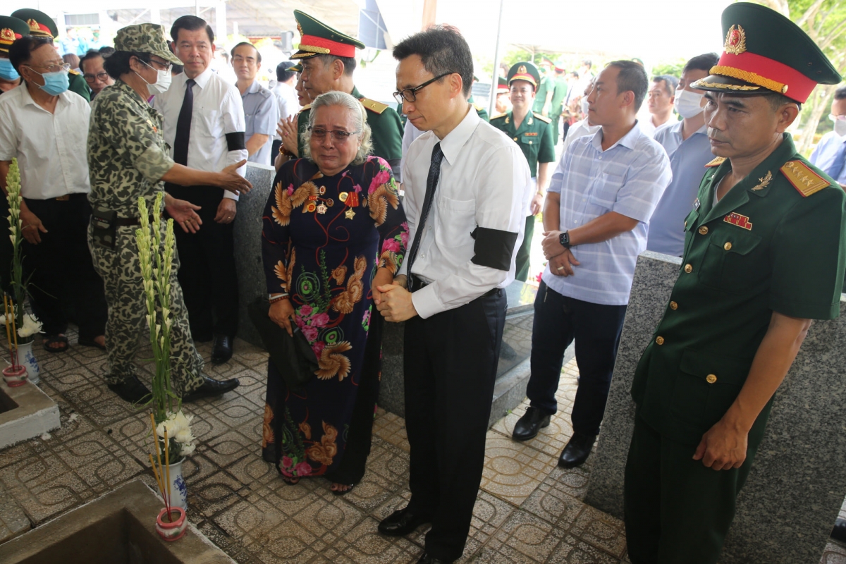 Phó Thủ tướng động viên thân nhân liệt sĩ