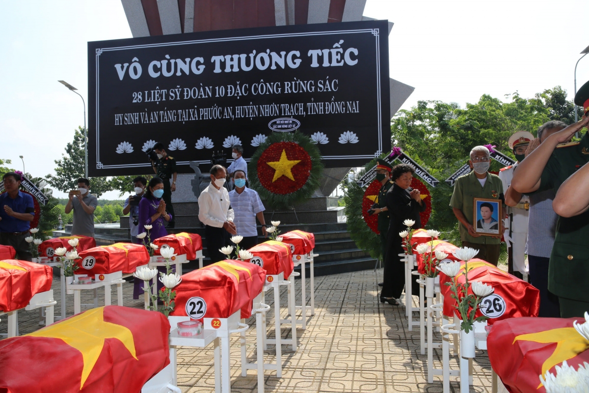 Đồng đội và thân nhân các liệt sĩ tại buổi lễ