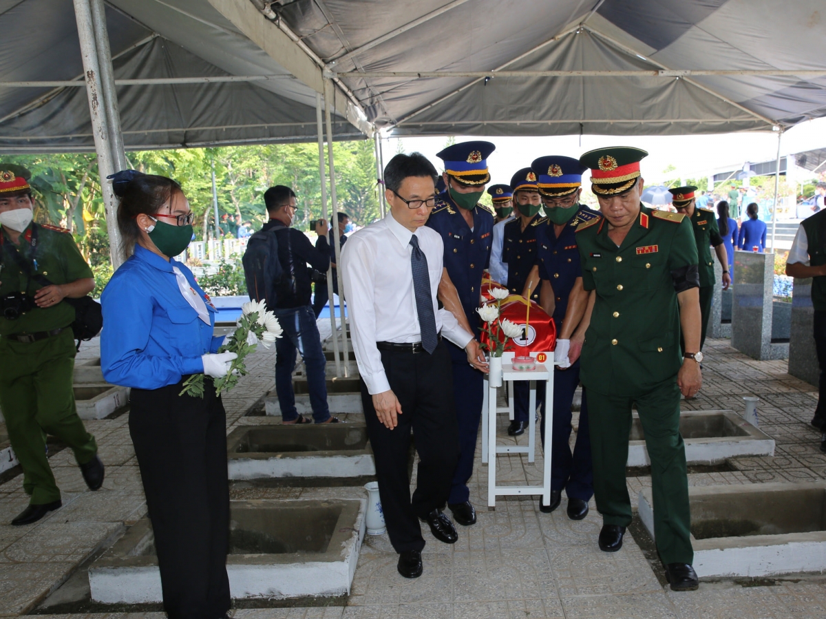 Phó Thủ tướng Vũ Đức Đam và các đại biểu tiễn đưa hài cốt liệt sĩ về nơi an nghỉ
