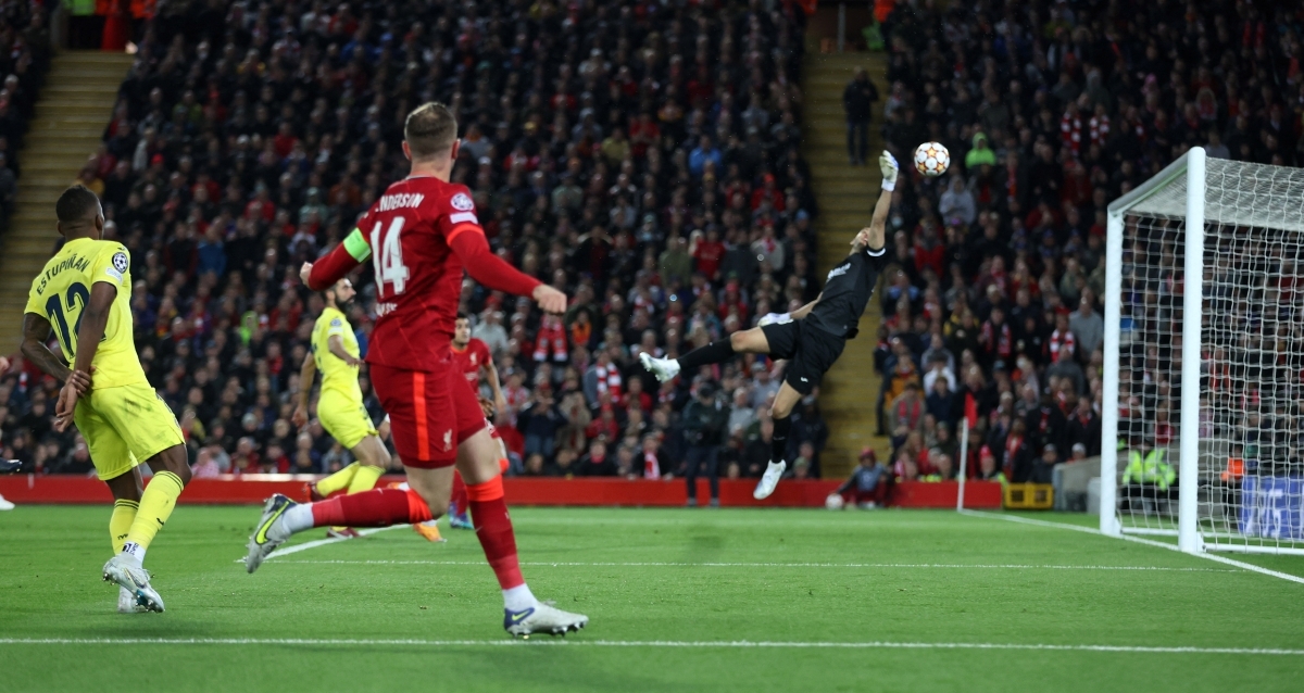 Liverpool có bàn mở tỷ số nhờ chút may mắn (Ảnh: Internet)