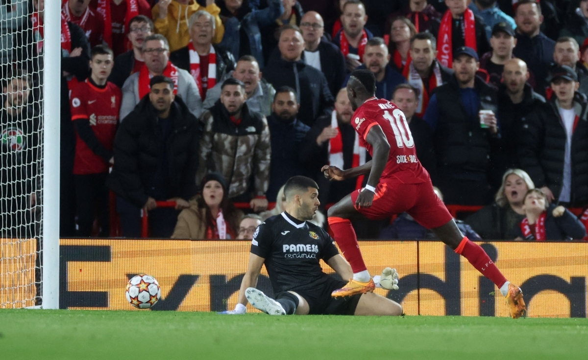 Mane nhân đôi cách biệt cho Liverpool (Ảnh: Internet)