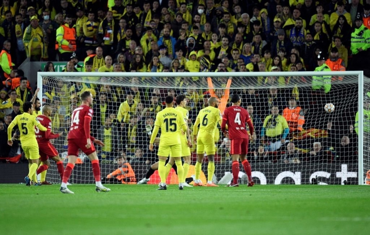 Van Dijk đã việt vị trước khi Fabinho chọc thủng lưới Villarreal (Ảnh: Internet)