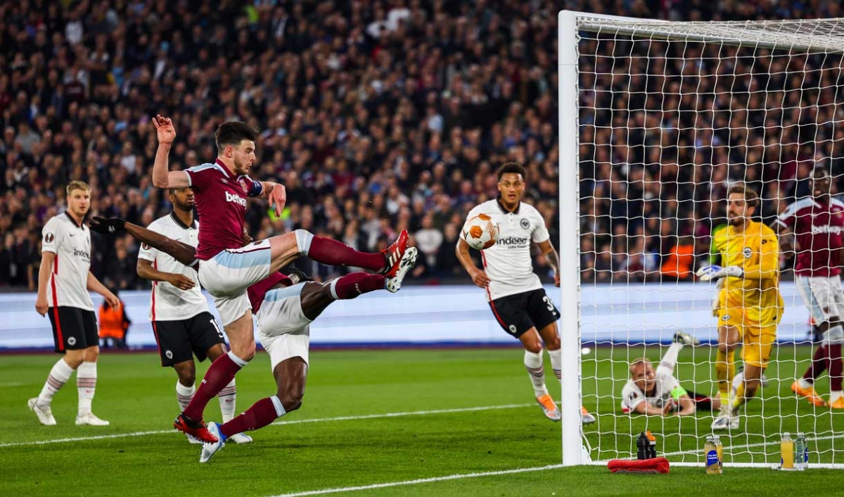 Declan Rice và Michail Antonio cùng lao vào đệm bóng trong một tình huống lộn xộn trước khung thành thủ môn Kevin Trapp (Ảnh: Internet)