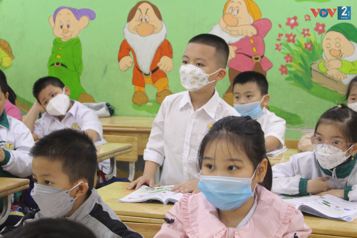 Học sinh thực hiện sát khuẩn tay trước khi vào trường và được yêu cầu đeo khẩu trang trong suốt buổi học.