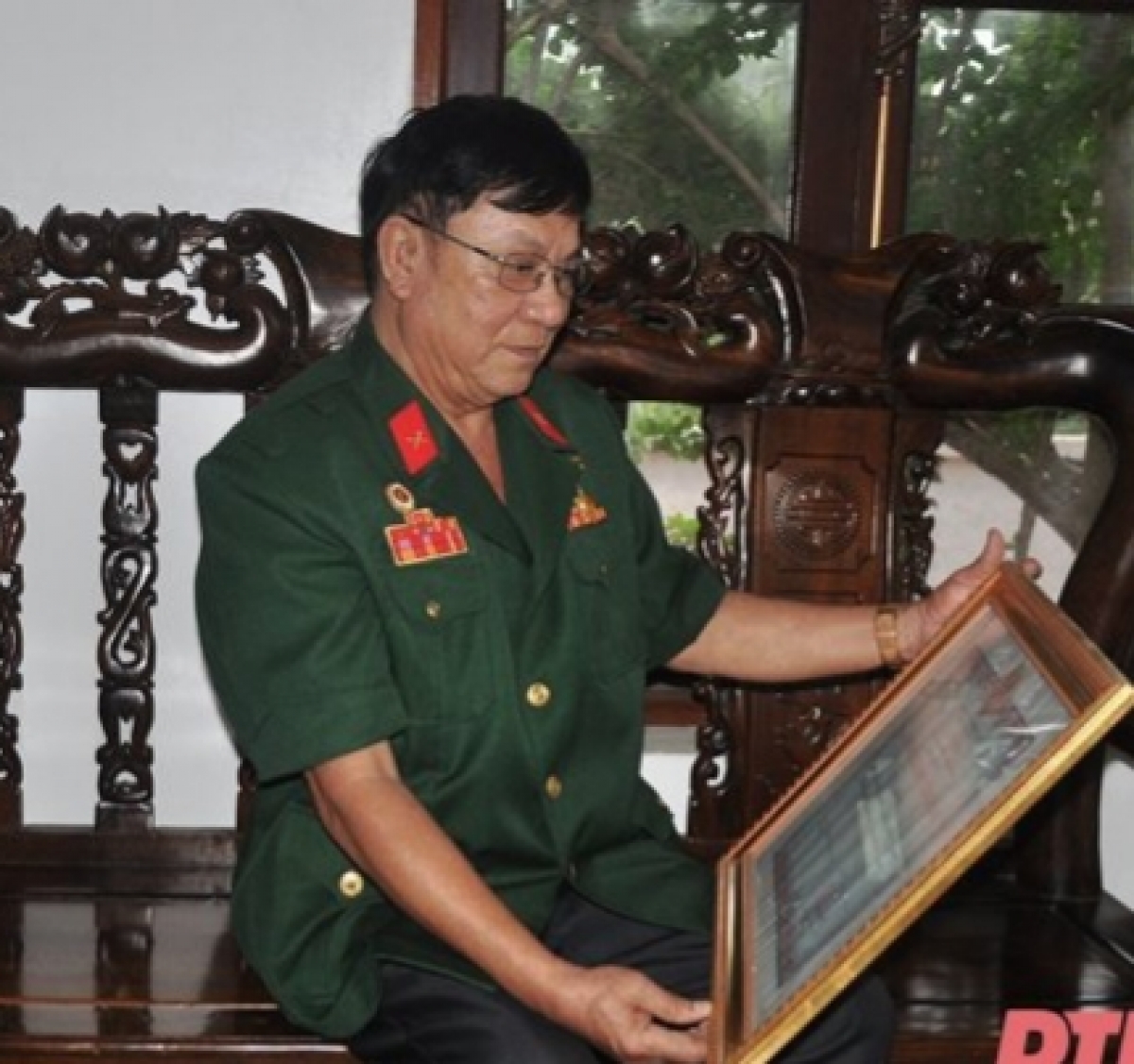 Cựu chiến binh Trần Đình Ất, Nguyên Chính trị viên Đại đội 5, Tiểu đoàn Bộ binh 2, Trung đoàn 48, Sư đoàn 320B là người cắm cờ trên nóc nhà Bộ Tổng tham mưu Ngụy