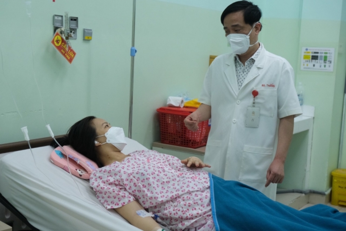 Bác sỹ Hồ Viết Thắng thăm khám cho một sản phụ sau điều trị COVID-19 tại BV Hùng Vương