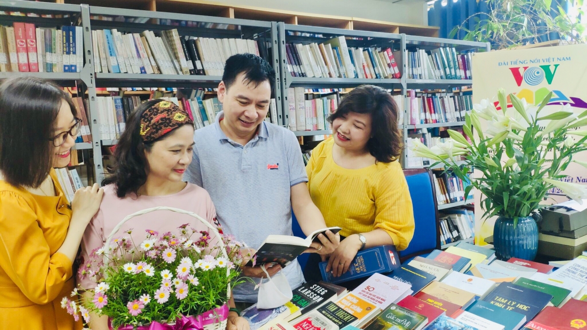 Nhà báo Đồng Mạnh Hùng, Trưởng ban Thư ký Biên tập, Đài TNVN: "Với mỗi nhà báo nói chung và các nhà báo ở Đài TNVN nói riêng, việc đọc sách không chỉ là thú vui, niềm yêu thích mà còn là sự bắt buộc, một trong những yêu cầu cần thiết của công việc"