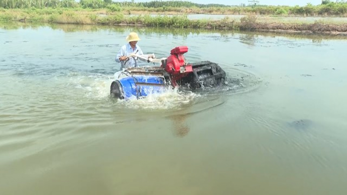 Chiếc máy cày nổi trên mặt nước của ông lão nông Nguyễn Văn Huyền, xã An Trạch A, huyện Đông Hải tỉnh Bạc Liêu đang được ngành chức năng huyện đánh giá cao về khả năng hoạt động, phù hợp với địa hình kênh mương phức tạp.