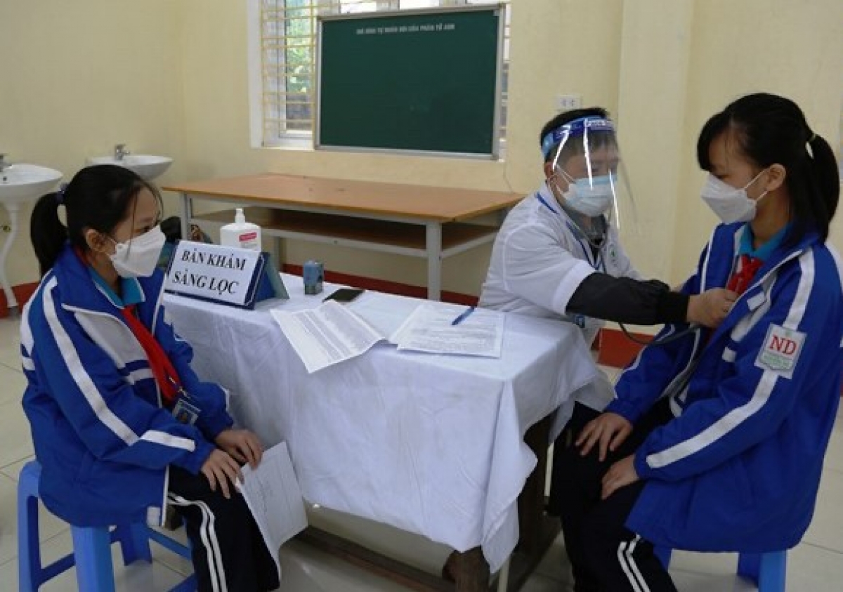 Khám sàng lọc cho trẻ trước khi tiêm ở tỉnh Yên Bái.