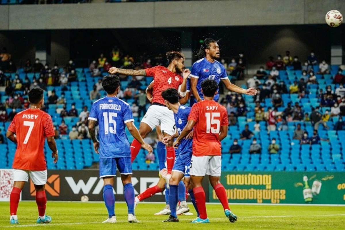 U23 Campuchia (áo xanh) tham dự SEA Games 31 mà không có cầu thủ quá tuổi (Ảnh: VFF).