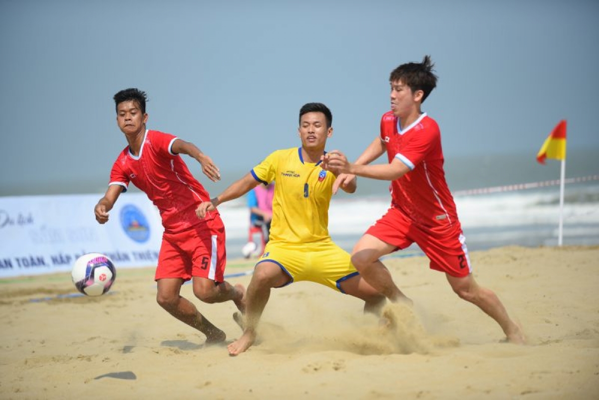 PTSC Thanh Hóa (vàng) bất ngờ đánh bại ứng cử viên cạnh tranh ngôi vô địch Khánh Hòa.