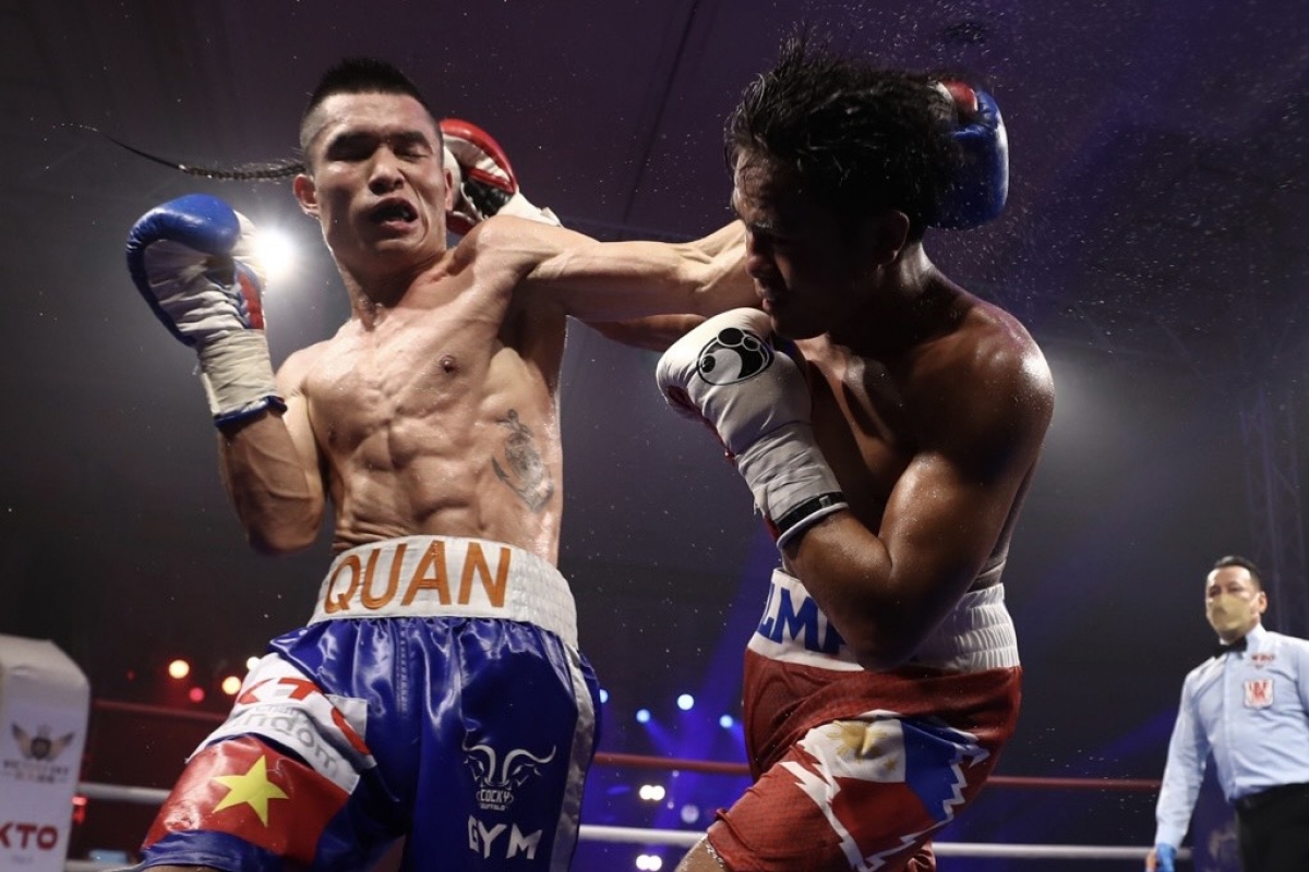 Đinh Hồng Quân (trái) có trận tranh đai chuyên nghiệp IBF châu Á với đối thủ Delmar Pellio