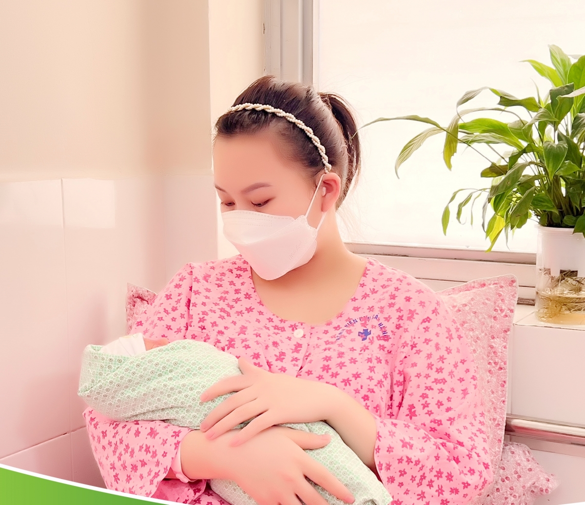 Em bé chào đời khỏe mạnh trong niềm vui của gia đình và các y bác sĩ.