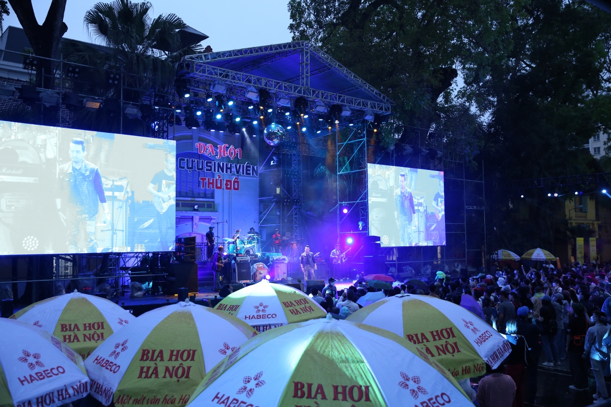 Bất chấp cơn mưa lây phây, khán giả vẫn rất nhiệt. Đúng như chia sẻ của guitarist Trần Tuấn Hùng: "Tuổi trẻ giống như cơn mưa rào những ai cũng muốn bị ướt một lần nữa"