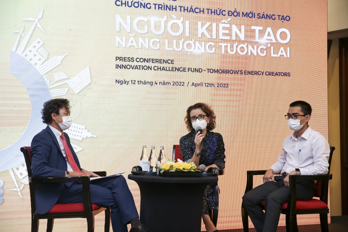 Các chuyên gia trao đổi tại họp báo