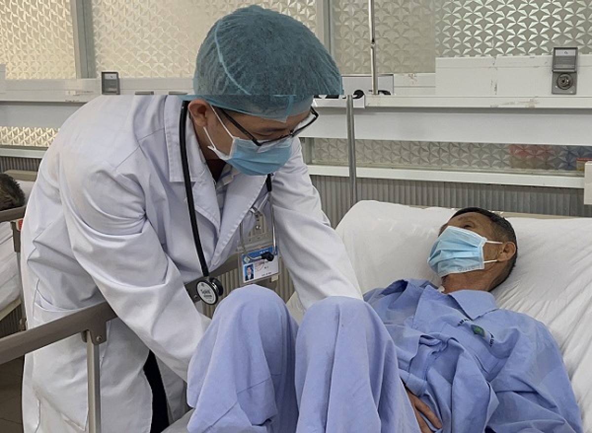 Bệnh viện kích hoạt quy trình báo động đỏ triển khai chụp động mạch vành và phẫu thuật cấp cứu cho bệnh nhân. Bác sĩ phẫu thuật cấp cứu thay van động mạch chủ cơ học cho bệnh nhân. Ca mổ thành công sau 4 giờ. Sau can thiệp, bệnh nhân tỉnh, tiếp xúc tốt, chỉ số sinh tồn ổn định.