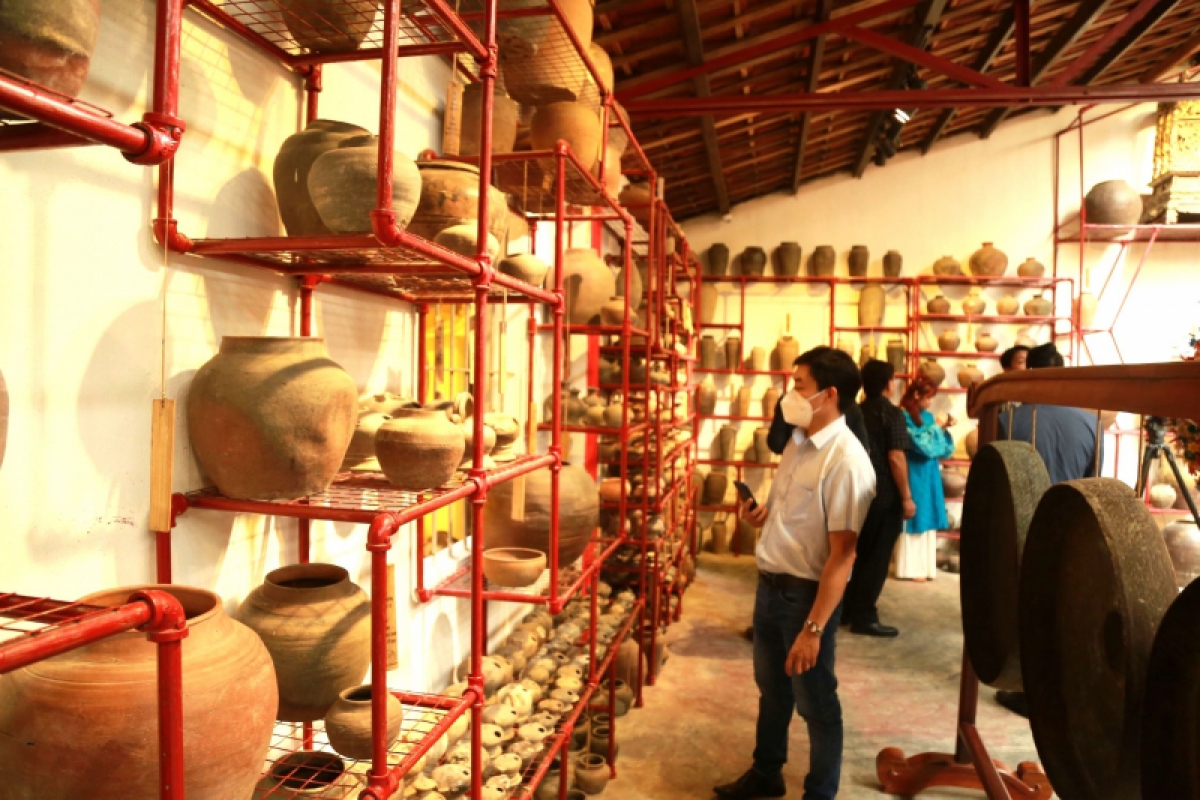Khách tham quan bảo tàng