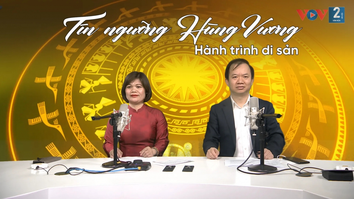 PGS. TS Bùi Hoài Sơn tại phòng thu VOV2
