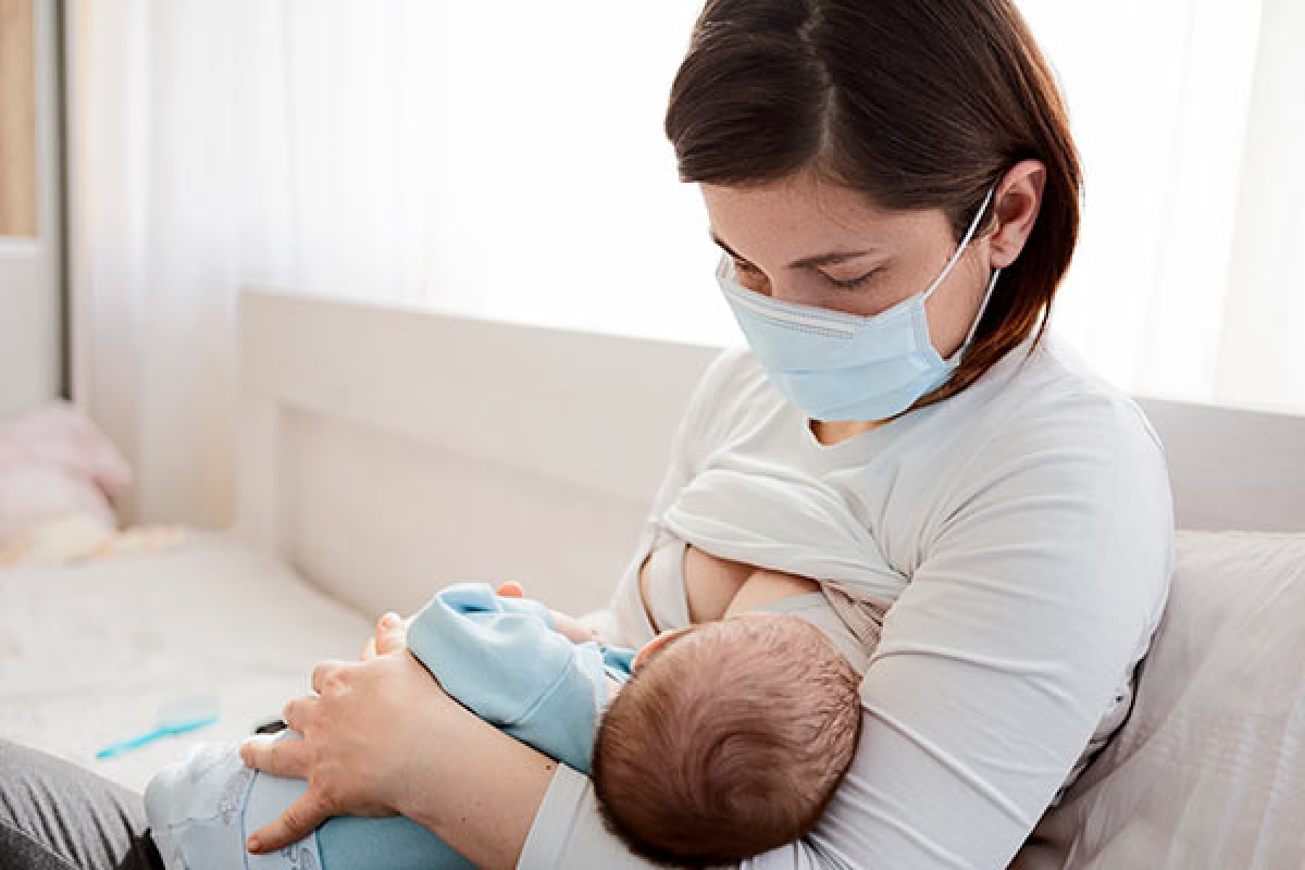 Các mẹ nên chia nhỏ cữ bú của bé/ngày, tăng cường uống nước, ăn uống nhiều hơn để có đủ sữa cho bé bú