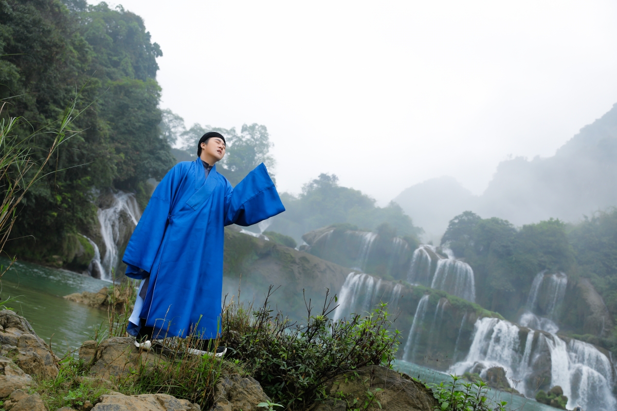 Đây cũng là lần đầu tiên Trung Quân Idol thử sức với một ca khúc mang chất liệu dân gian