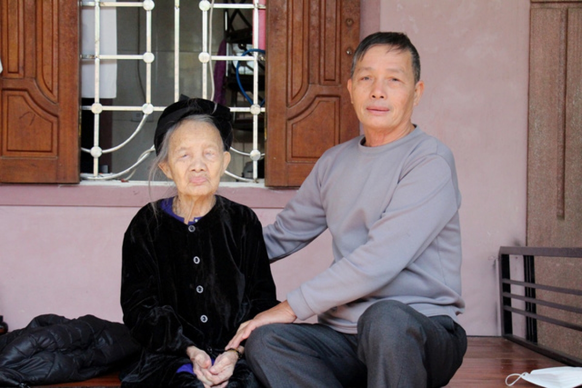 Cụ Hồ Thị Nhàn và con trai