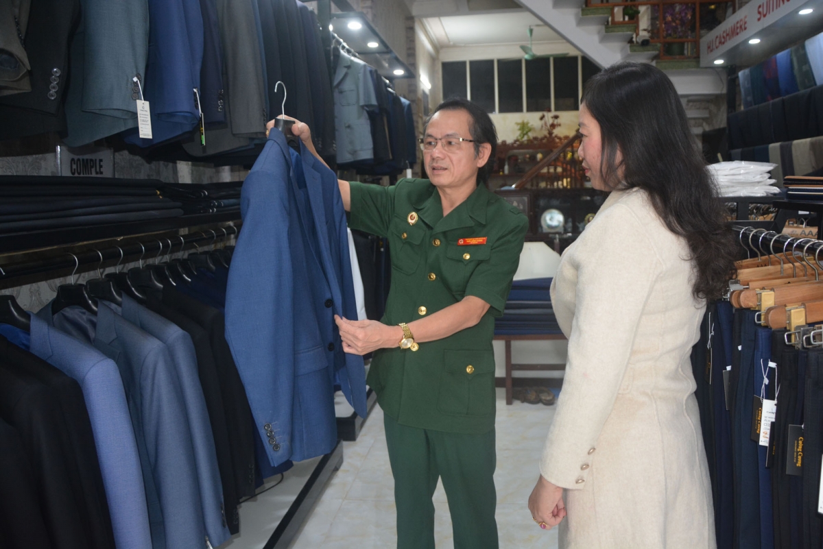 CCB Trần Hồng Cương giới thiệu sản phẩm với khách hàng
