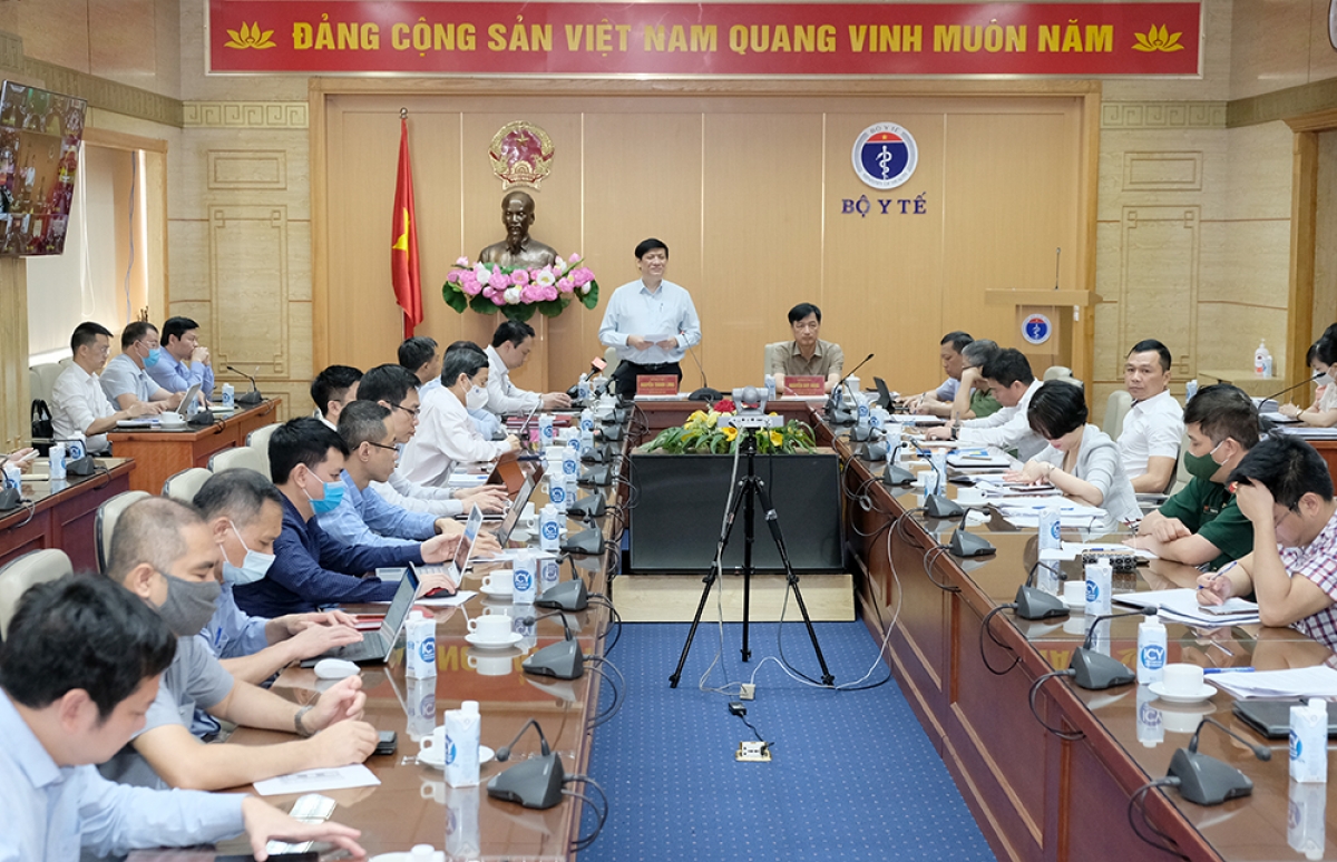 Bộ trưởng Bộ Y tế Nguyễn Thanh Long nêu rõ: "Chúng ta phải xác định việc liên thông dữ liệu, xác thực thông tin không chỉ phục vụ tiêm chủng vaccine Covid-19. Việc này còn phục vụ cho tương lai, khi triển khai những ứng dụng khác, điển hình là vấn đề quản lý sức khỏe toàn dân".
Ảnh: Trần Minh