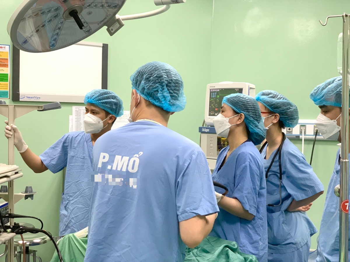 Các bác sĩ thực hiện gắp móc khóa khỏi dạ dày cho bé N.