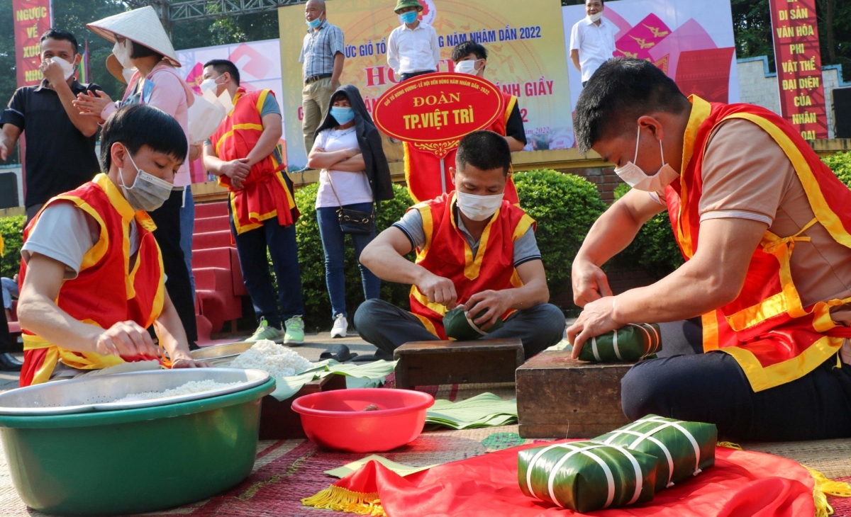 Mỗi đội gồm 3 nghệ nhân tham gia tranh tài ở các nội dung gói 10 chiếc bánh chưng vuông trong thời gian tối đa 10 phút, luộc bánh trong 5 giờ; thổi 5kg gạo nếp thành xôi trong thời gian tối đa 30 phút, giã và làm thành 10 chiếc bánh giầy trong thời gian tối đa 15 phút.
 