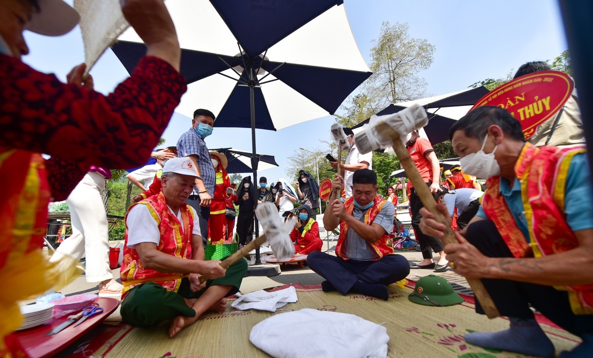 Buổi sáng, các đội tham gia thi gói, nấu bánh chưng. Kết quả, các đội đều hoàn thành trước thời gian, trong đó đội Tân Sơn là đội hoàn thành sớm nhất trong thời gian 4 phút 24 giây. Buổi chiều, các đội thi tranh tài nội dung giã bánh giầy.
 