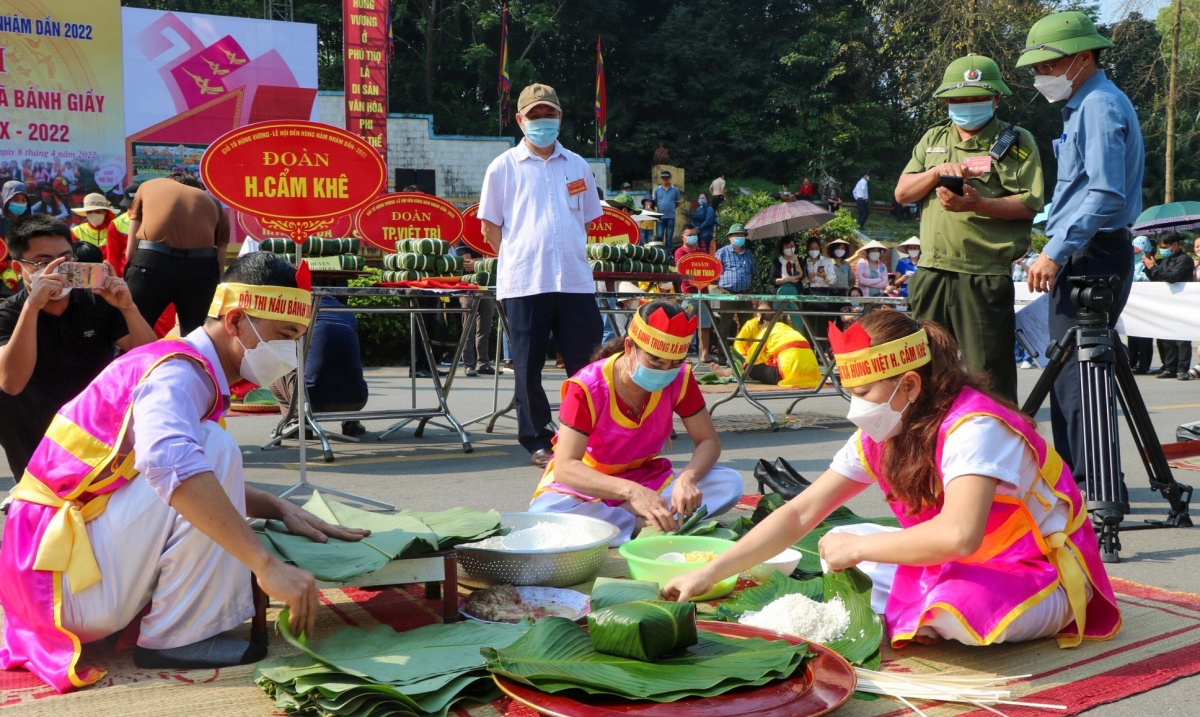 Chị Nguyễn Thị Nhị, đội thi gói, nấu bánh chưng và giã bánh giầy huyện Cẩm Khê chia sẻ: “Chúng tôi cố gắng gói những chiếc bánh chưng đẹp nhất, thơm ngon nhất thể hiện tấm lòng của đồng bào dân tộc Mường để kính dâng lên các vua Hùng”.
 