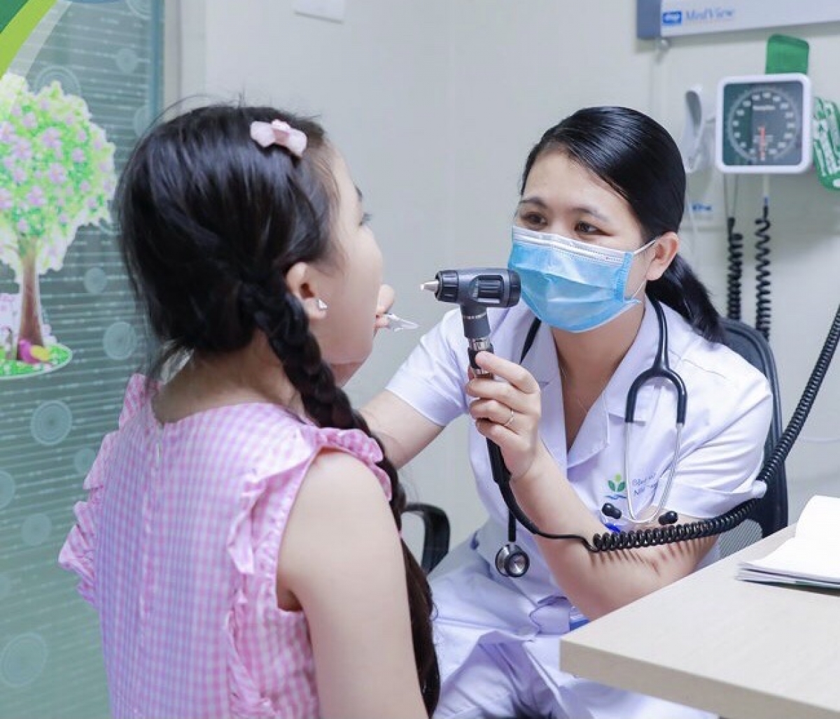 Thăm khám cho trẻ sau mắc COVID-19 tại Bệnh viện Nhi TW