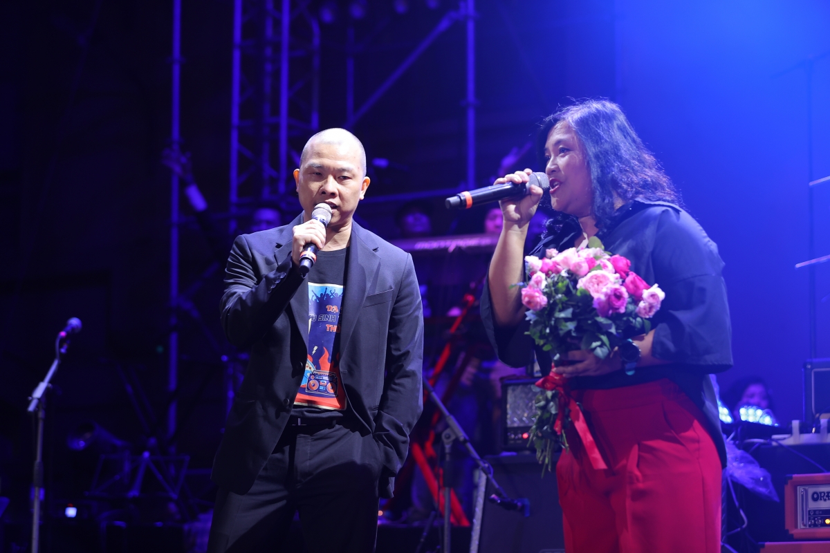 Chị song ca ăn ý với diễn viên Việt Anh