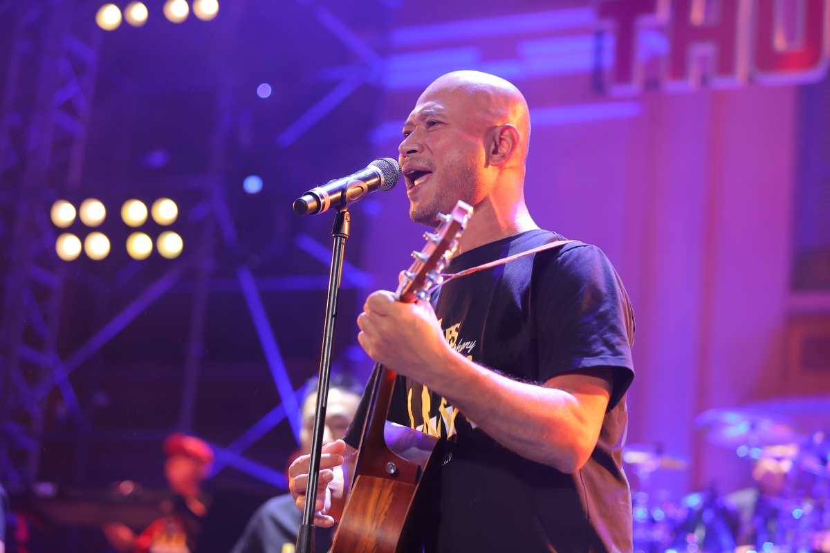 Nhà báo - bình luận viên Long Vũ. Hôm nay anh là ca sỹ và guitarist Long Vũ.