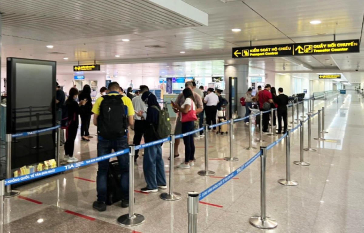Những hành khách chưa khai báo y tế khi nhập cảnh được hướng dẫn vào khu vực riêng để khai báo Ảnh: Sở Y tế TP.HCM