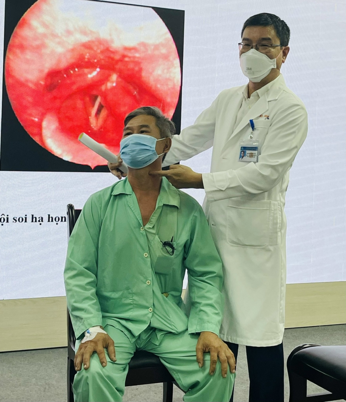 Hình ảnh bệnh nhân chụp cắt lớp cho thấy vị trí xương cá đâm thủng thanh quản