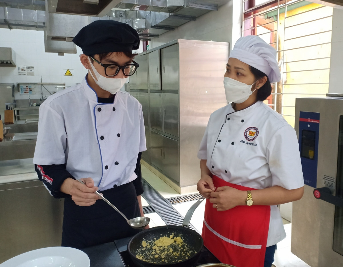 Cô Đặng Nguyệt An, giảng viên khoa chế biến món ăn (Trường Cao đẳng Du lịch Hải Phòng) trong giờ dạy thực hành.
